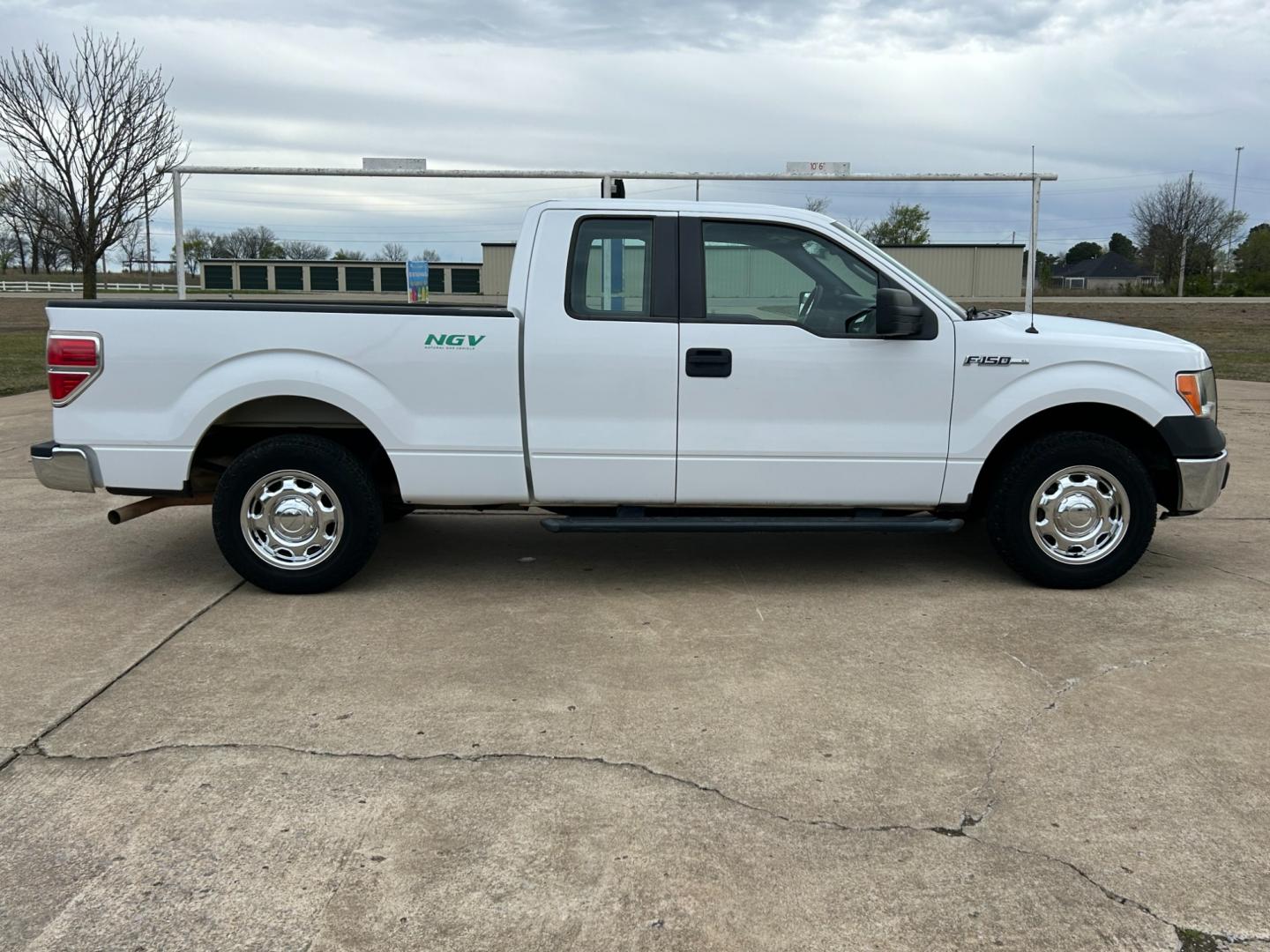 2014 White /Gray Ford F-150 XL SuperCab 6.5-ft. Bed 2WD (1FTEX1CM3EK) with an 3.7L V6 DOHC 24V engine, 6-Speed Automatic transmission, located at 17760 Hwy 62, Morris, OK, 74445, (918) 733-4887, 35.609104, -95.877060 - 2014 FORD F-150 XL SUPERCAB 6.5-ft. BED 2WD 3.7L V6 FEATURES KEYLESS REMOTE ENTRY, POWER LOCKS, POWER WINDOWS, AM/FM STEREO, TOUCH SCREEN, AUXILLARY PORT, HANDS-FREE BLUETOOTH CALLING, CRUISE CONTROL, TRACTION CONTROL, MULTI-FUNCTIONING STEERING WHEEL CONTROLS, BACKUP CAMERA. EQUIPPED WITH A BI-FUEL - Photo#3